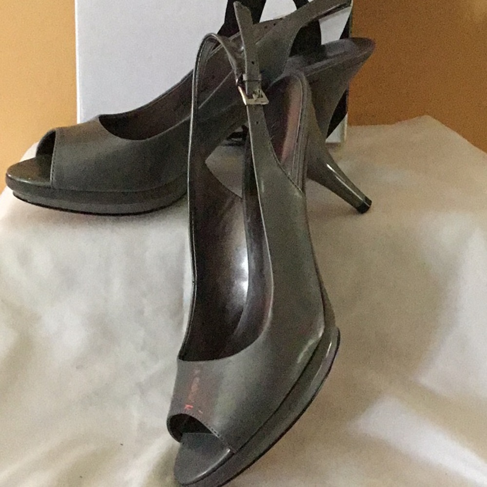 ⬇️ PRICE DROP ⬇️ Nine West sling back heels.